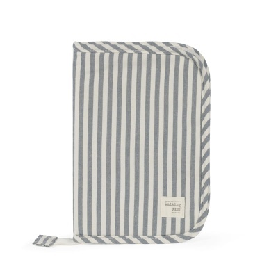 Capa riscada cinza e branco com etiqueta THE Walking Mum.