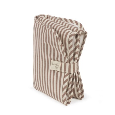 Produto têxtil dobrado com riscas bege e branco e etiqueta Walking Mum