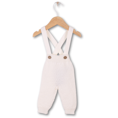 Macacão de bebé branco com alças cruzadas em cabide de madeira