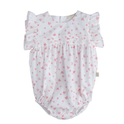Body de bebé branco com pequenas flores rosas e folhos nos ombros