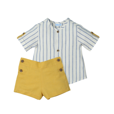 Conjunto infantil com camisa de riscas azuis e calções amarelos