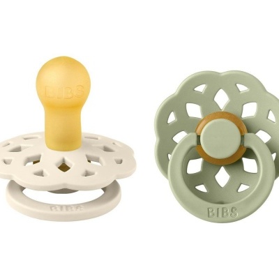Duas chuchas BIBS, uma branca com tetina amarela e outra verde com anel verde e detalhe castanho