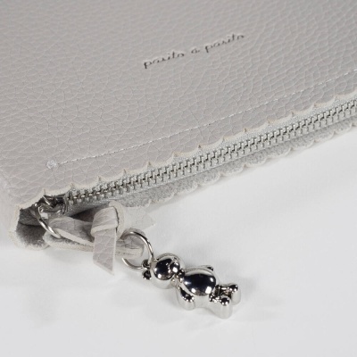 Carteira cinza claro com fecho de correr e pendente prateado em forma de pessoa