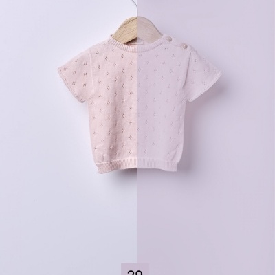 Camisola de bebé rosa clara em malha com botões e padrão perforado