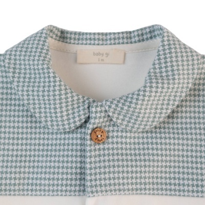 Gola arredondada com padrão pied-de-poule verde e branco e botão castanho claro