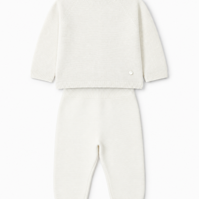 Conjunto de roupa de bebé em malha branca com camisola e calças