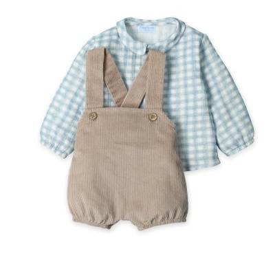 Conjunto infantil camisa azul clara e jardineira bege