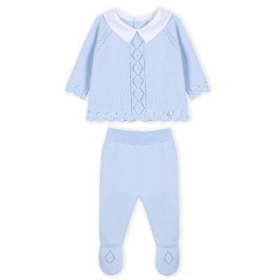Conjunto de bebé azul claro de malha com camisola de gola branca e calças com pés.