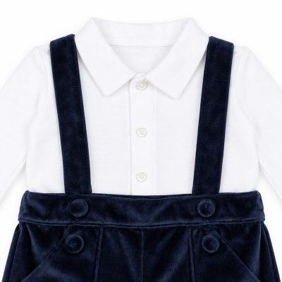 Body branco de algodão com gola polo e macacão azul escuro de veludo com alças e botões.