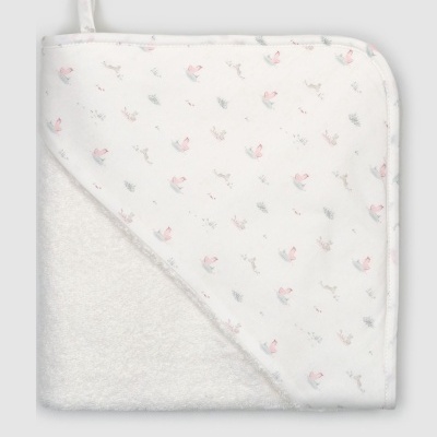 Toalha de bebé branca com capuz estampado com pássaros rosa e coelhos