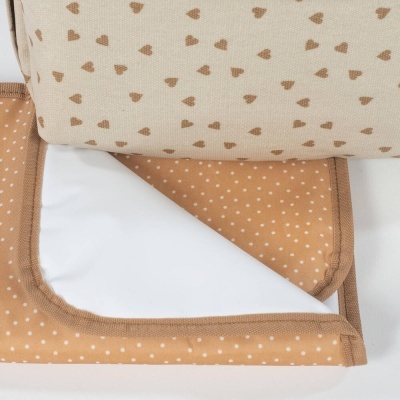 Cobertor bege com corações castanhos e padrão castanho com pontos brancos