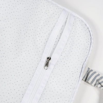 Proteção têxtil branca com padrão quadrado e fecho de correr