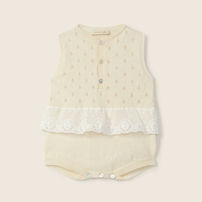 Macacão de bebé sem mangas cor bege com renda branca e botões na frente