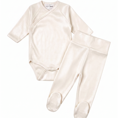 Conjunto de bebé creme com body cruzado e calças com pés
