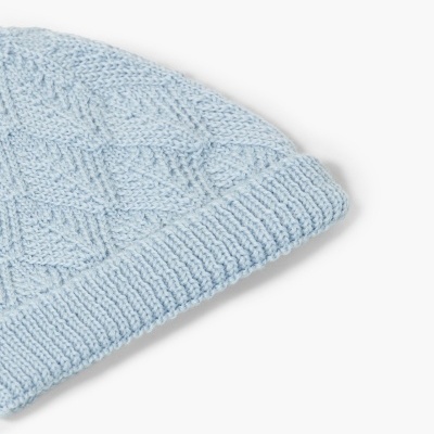 Gorro de malha azul claro com padrão trançado