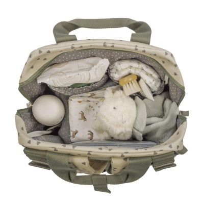 Mala de bebé aberta com produtos de bebé visíveis no seu interior