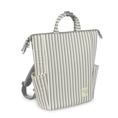 mochila riscas verticais cinza e branco com bolsos laterais e etiqueta frontal