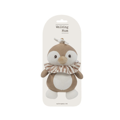 Brinquedo peluche pinguim castanho e branco com gola às riscas em cartão