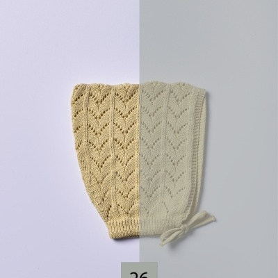 Gorro de malha rendado em bege e cinza claro com cordão e etiqueta com número 26