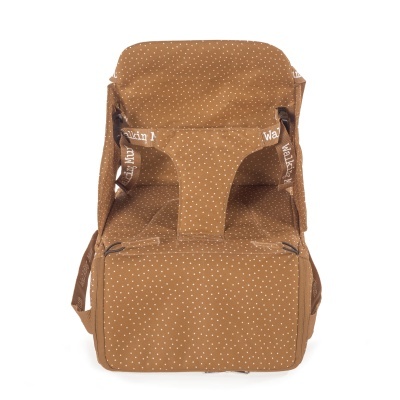 Cadeira bebé castanha com pontos brancos e alças com letras brancas