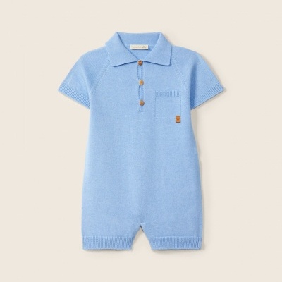 Macacão curto azul claro de malha com gola e botões