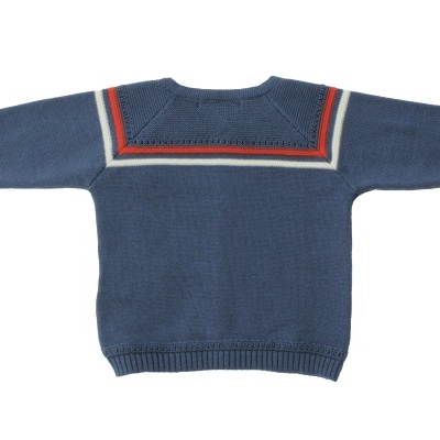 Camisola de malha azul com gola quadrada e riscas vermelhas e brancas.