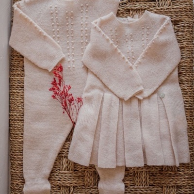 Fatos de bebe em malha creme com pompons e vestido com pregas