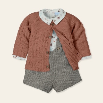 Conjunto infantil com camisola rosa, camisa com padrão floral e calções cinzentos