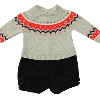 Conjunto infantil com camisola cinzenta e calções pretos