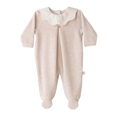 Pijama de bebé bege com gola branca ondulada e botão metálico.