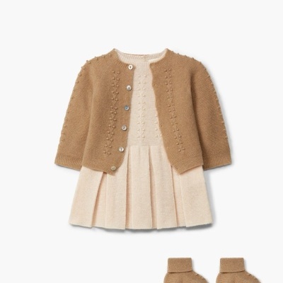 Conjunto de roupa para bebé com casaco castanho, vestido creme e meias castanhas em malha