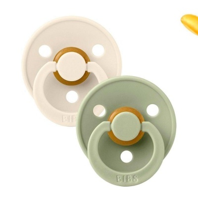 Dois chupetas BIBS azul e bege em fundo branco
