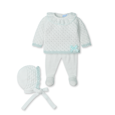 Conjunto de roupa de bebé branco com azul claro rendado e gorro com laço
