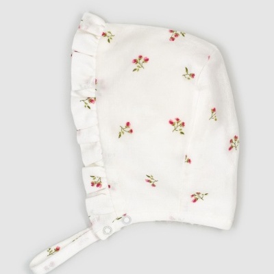 Capuz de bebé branco com padrão de flores cor-de-rosa e verdes e folhos laterais
