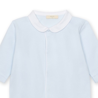 Body de bebé azul claro com gola branca e manga comprida.