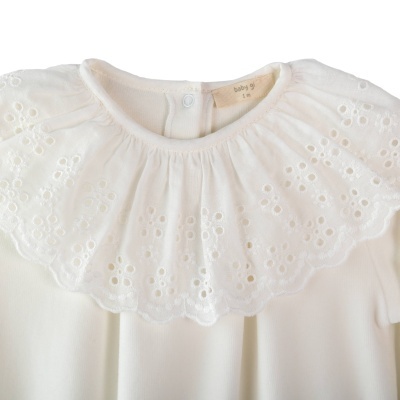 Blusa branca para bebé com gola larga rendada e botão na parte de trás