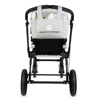 Carrinho de bebé preto com saco cinza claro de padrão xadrez