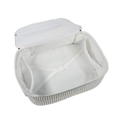 Mala de viagem aberta com interior branco com pontos azuis e riscas no exterior