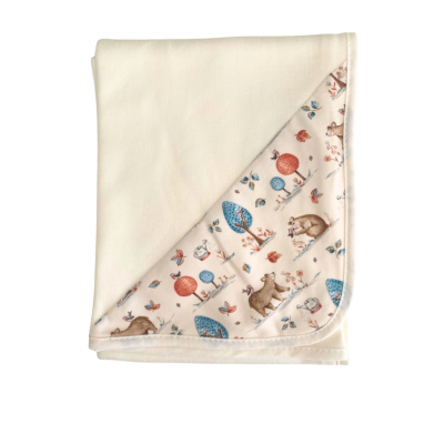 Manta creme com aba decorativa estampada com ursos e árvores