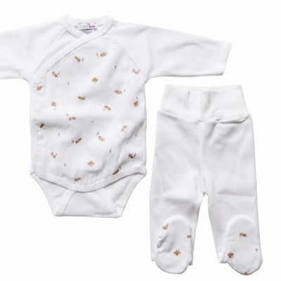 Conjunto de roupa de bebé branca com body estampado e calça com pezinhos