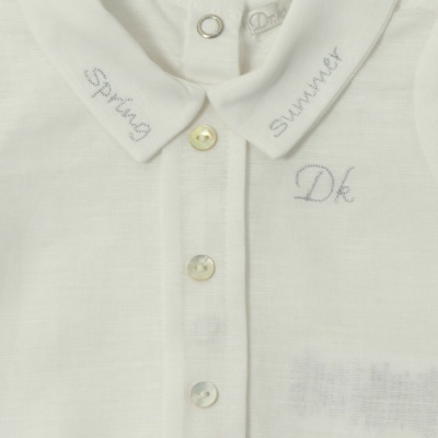 Camisola branca de bebé com botões e bordados na gola e peito