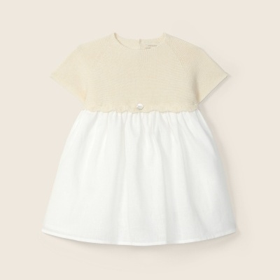 Vestido de bebé bege e branco com botão decorativo