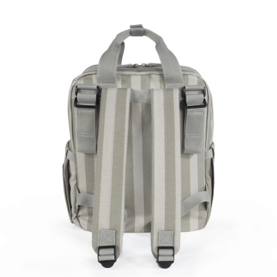 Mochila cinza com riscas e alças ajustáveis vista de trás