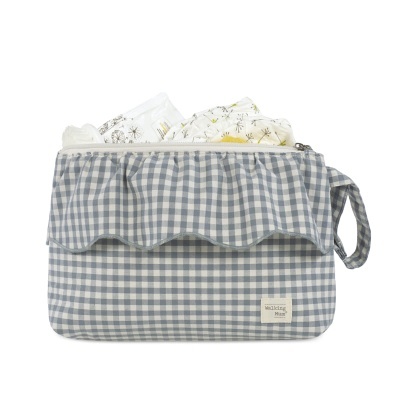 Mala de bebé xadrez cinza e branco com fraldas brancas com estampas florais