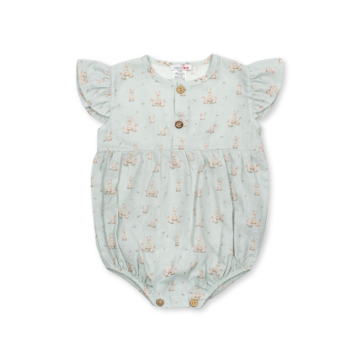 Macacão de bebé verde com estampado de coelhos e botões de madeira.