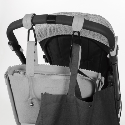 Carrinho de bebé cinzento e preto com duas bolsas penduradas na barra