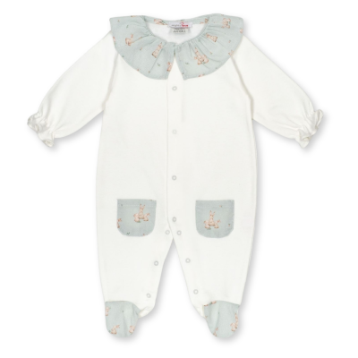 Pijama de bebé branco com detalhes azuis e padrão de coelhos