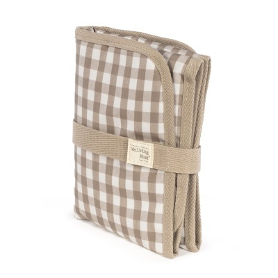 Produto dobrado em tecido xadrez bege e branco com etiqueta Walking Mum