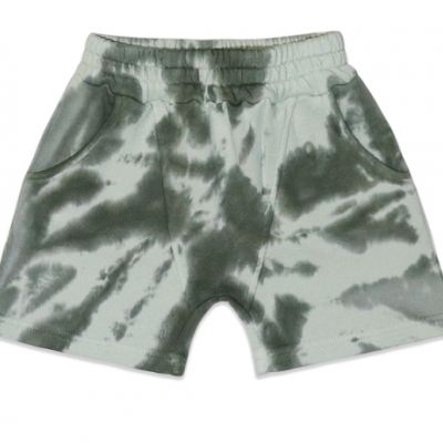 Calções tie-dye verde escuro e cinza com cintura elástica e bolsos