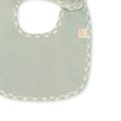 Babete de bebé cinza esverdeado com bordas xadrez verde e branco